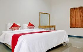Oyo 90483 Homestay Permata